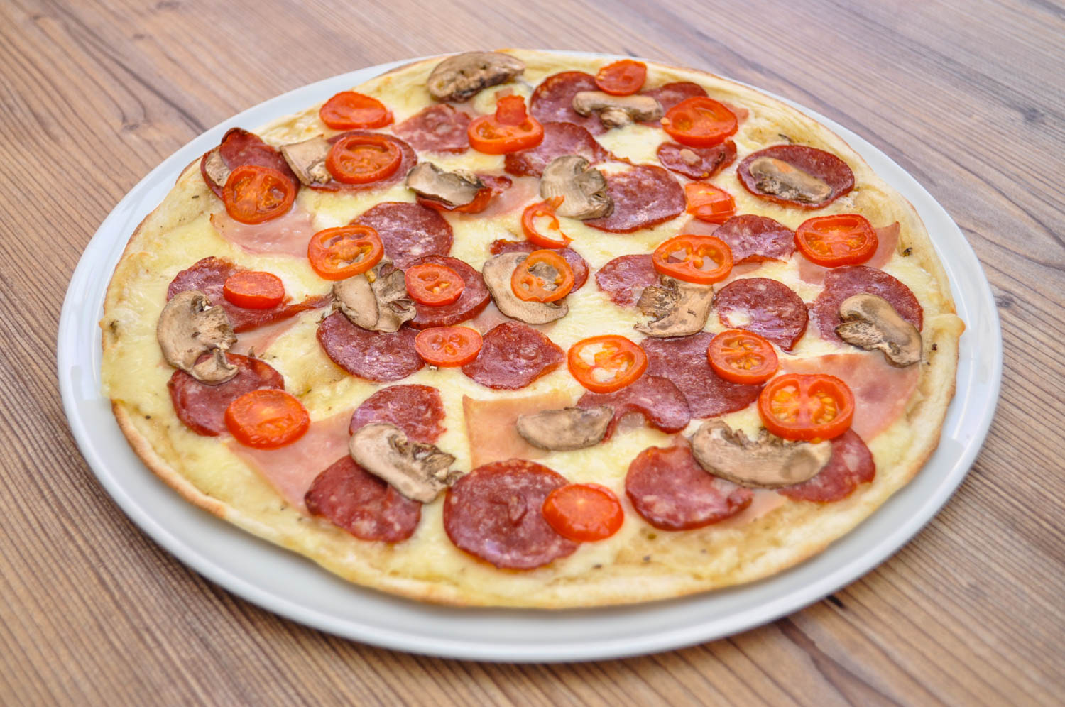 пицца с грибами и колбасой и помидорами и с сыром в духовке со слоеным тестом фото 36
